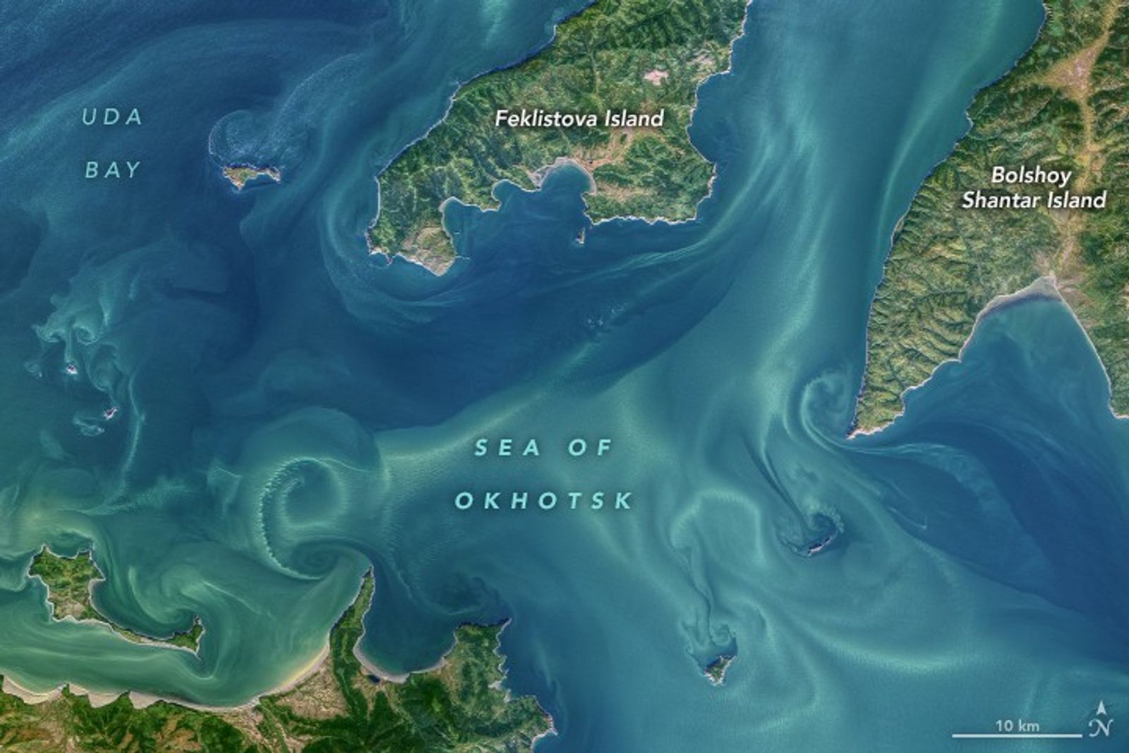 Citra satelit pusaran arus laut yang berlawanan arah di Laut Okhotsk